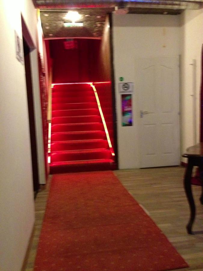 Апартаменти Whole Basement Former Pub For Stag Do, Bachelor House Party Flat